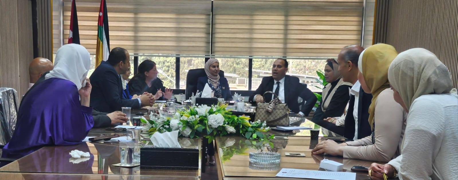 /PhotoGallery/جلسة حوارية توعوية في عمادة شؤون الطلبة حول الحقوق والواجبات ومدونة السلوك الوظيفي (2).jpg